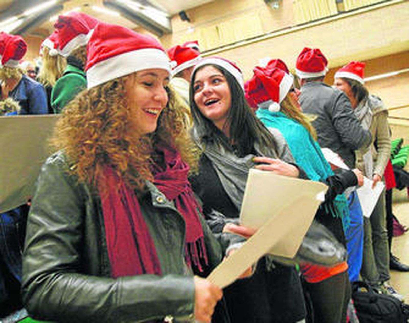 Varios estudiantes erasmus de la Universidad de Almería ensayan Villancicos.