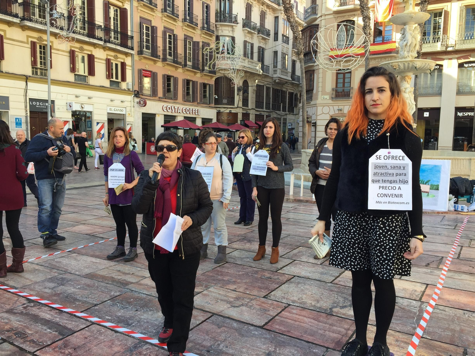 Momento de la subasta de mujeres teatralizada por la Recav Málaga ayer.