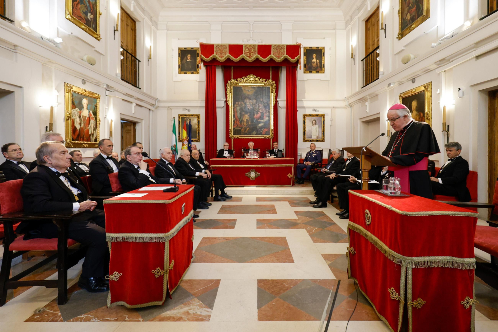 Las imágenes del ingreso como académico de Erudición en la academia de Medicina del arzobispo José Ángel Saiz Meneses