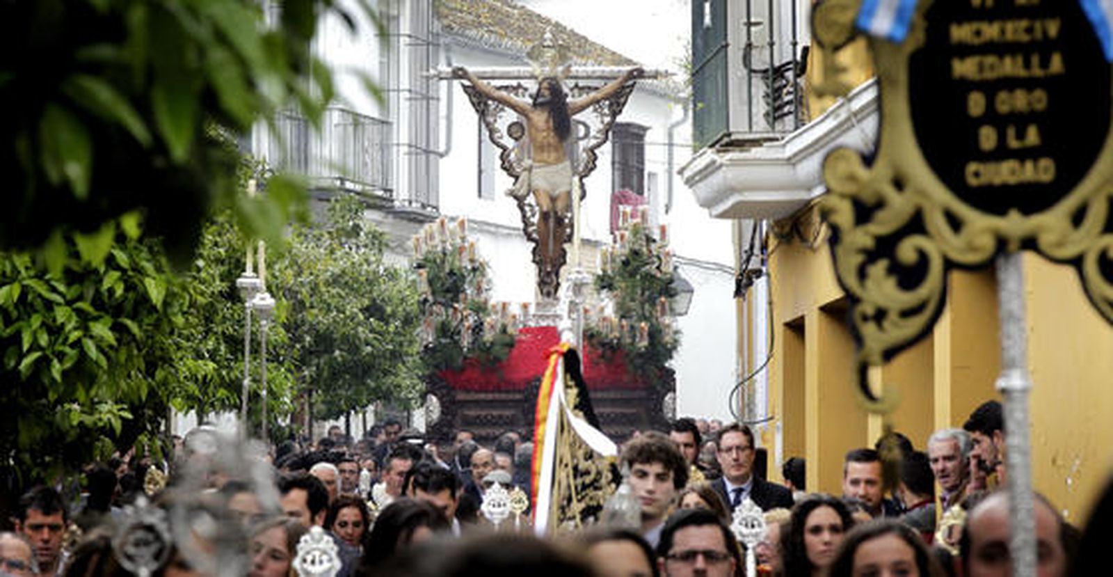 El Cristo de la Expiración, rodeado de una multitud, a su paso por la calle Barja en pleno barrio de San Miguel.

Foto: Miguel Angel Gonzalez