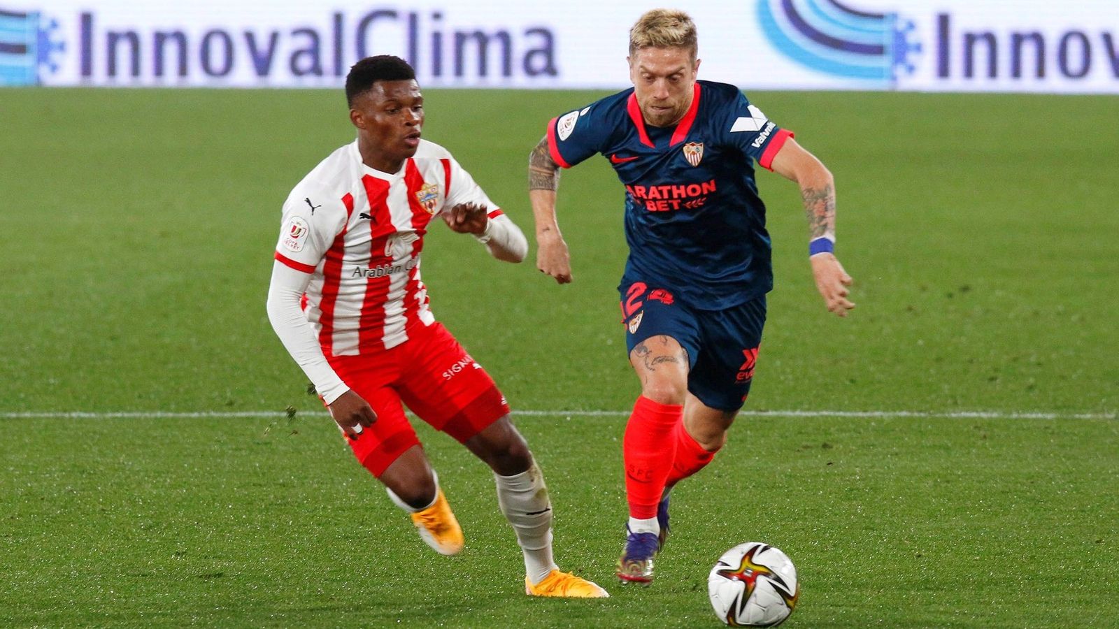 Ramazani persigue a Papu Gómez durante la última ocasión que los rojiblancos se enfrentaron a los sevillistas en Copa.