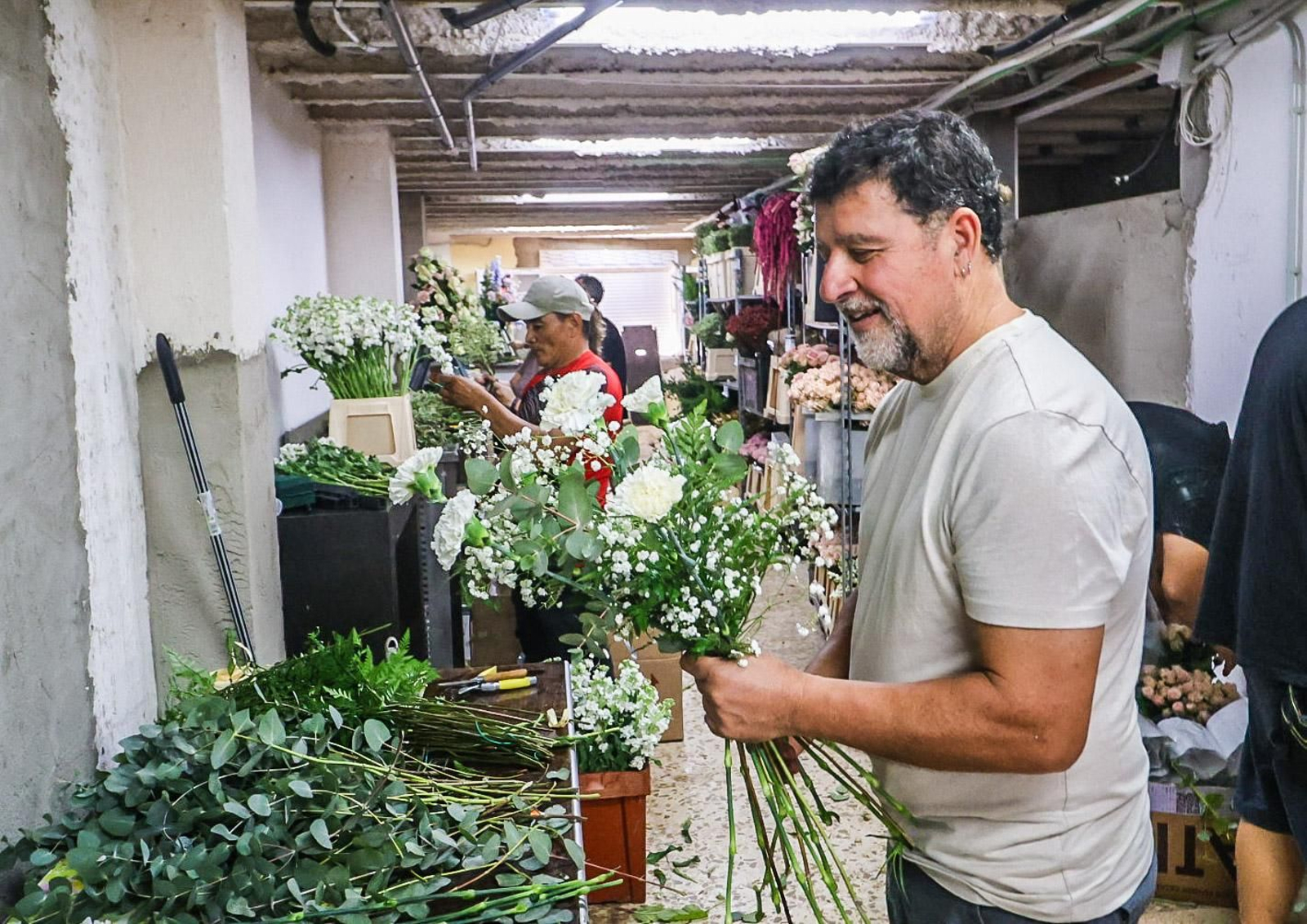 Imágenes de los preparativos florales para la Magna Mariana, en el taller de Antonio Rivera