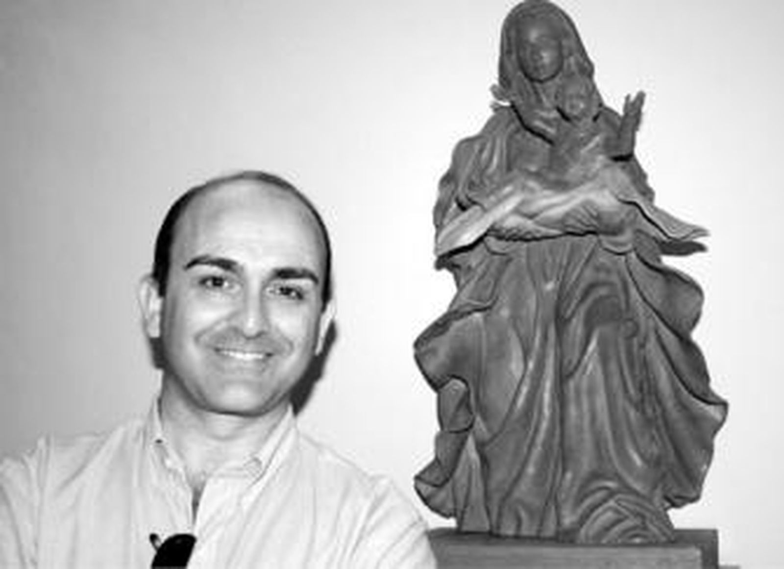 Ernesto Aladro junto a la imagen de María Santísima de la Presentación realizada por él.