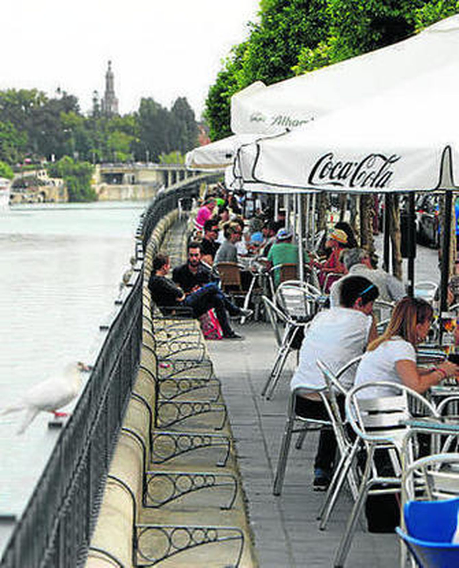 Turistas en la calle Betis.