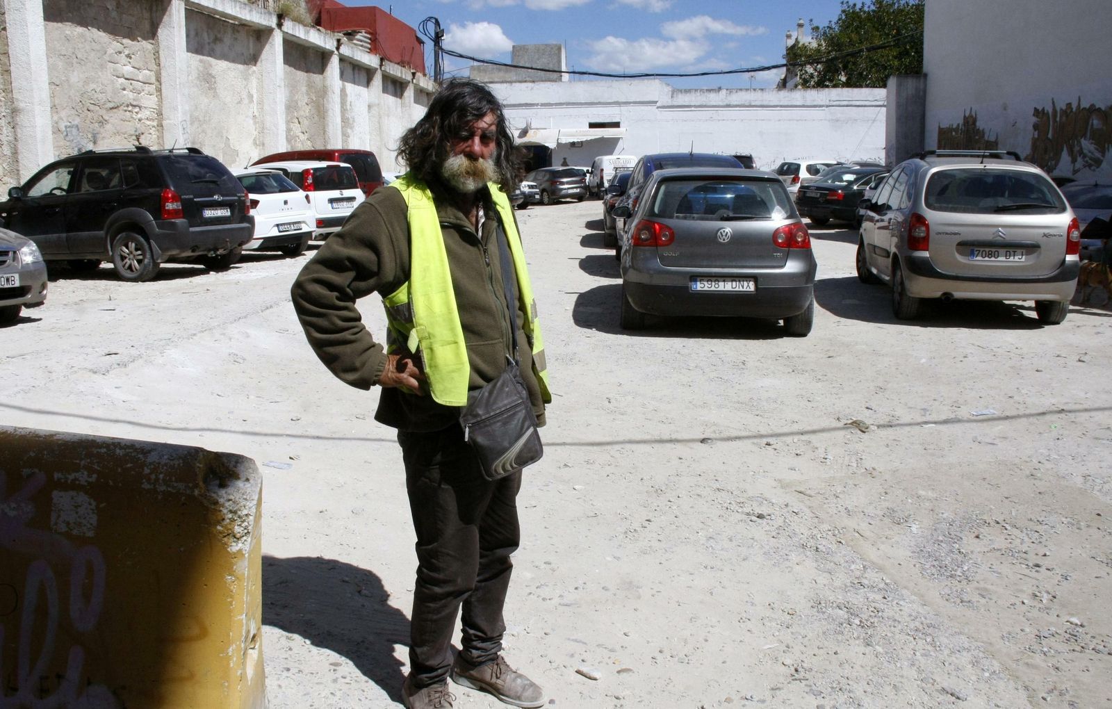 Jerónimo Rosado, en el solar en el que trabaja como aparcacoches.