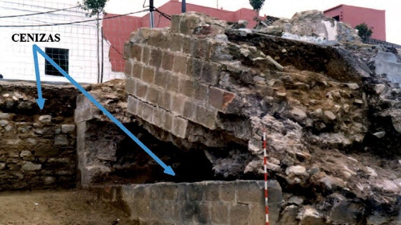 Torre de flanqueo excavada en la prolongación de la Avenida Blas Infante con los efectos de la demolición realizada por los zapadores del rey Muhammad V.