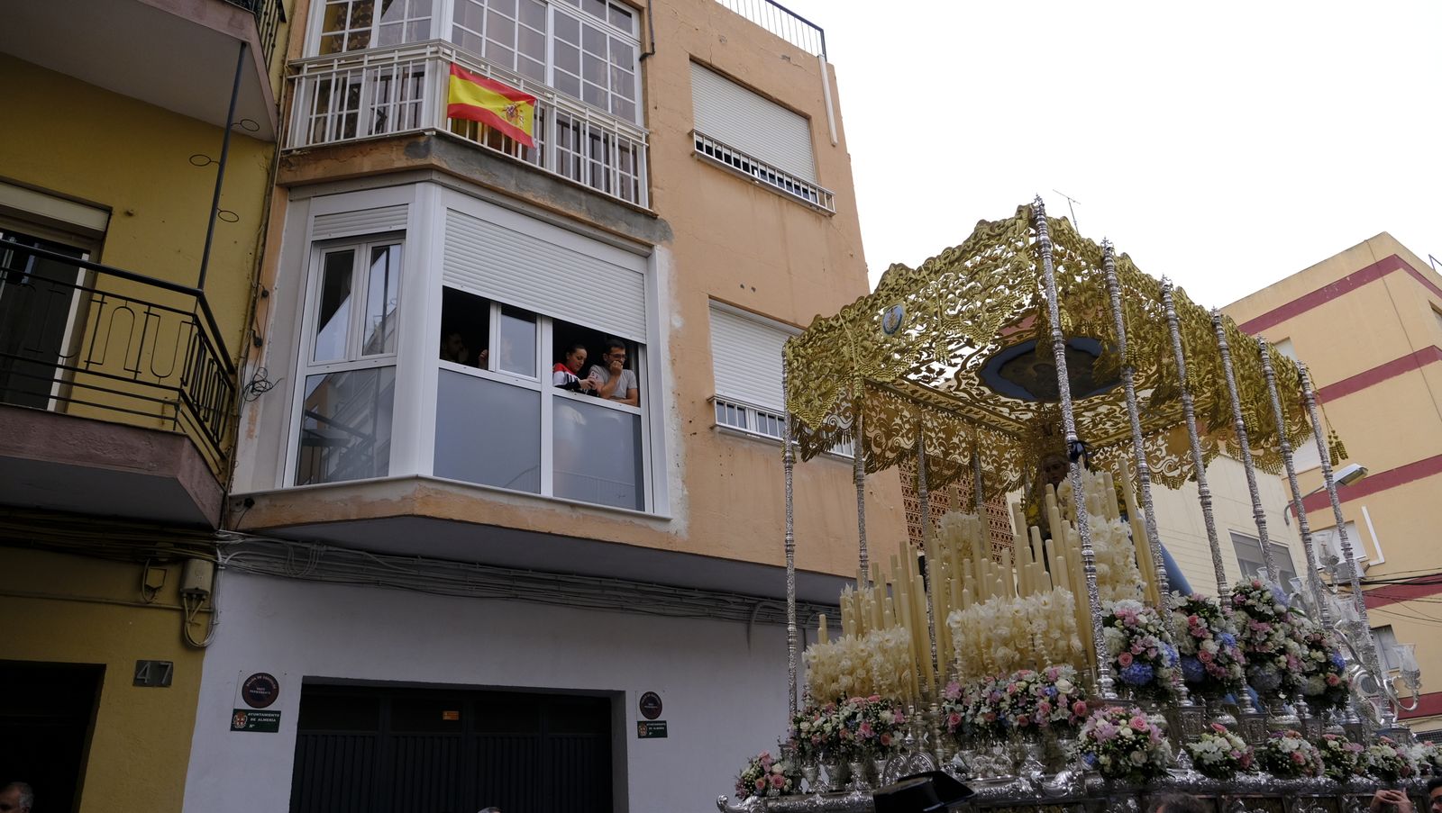La Procesión de Los Ángeles de sobrepuso a la lluvia, en imágenes