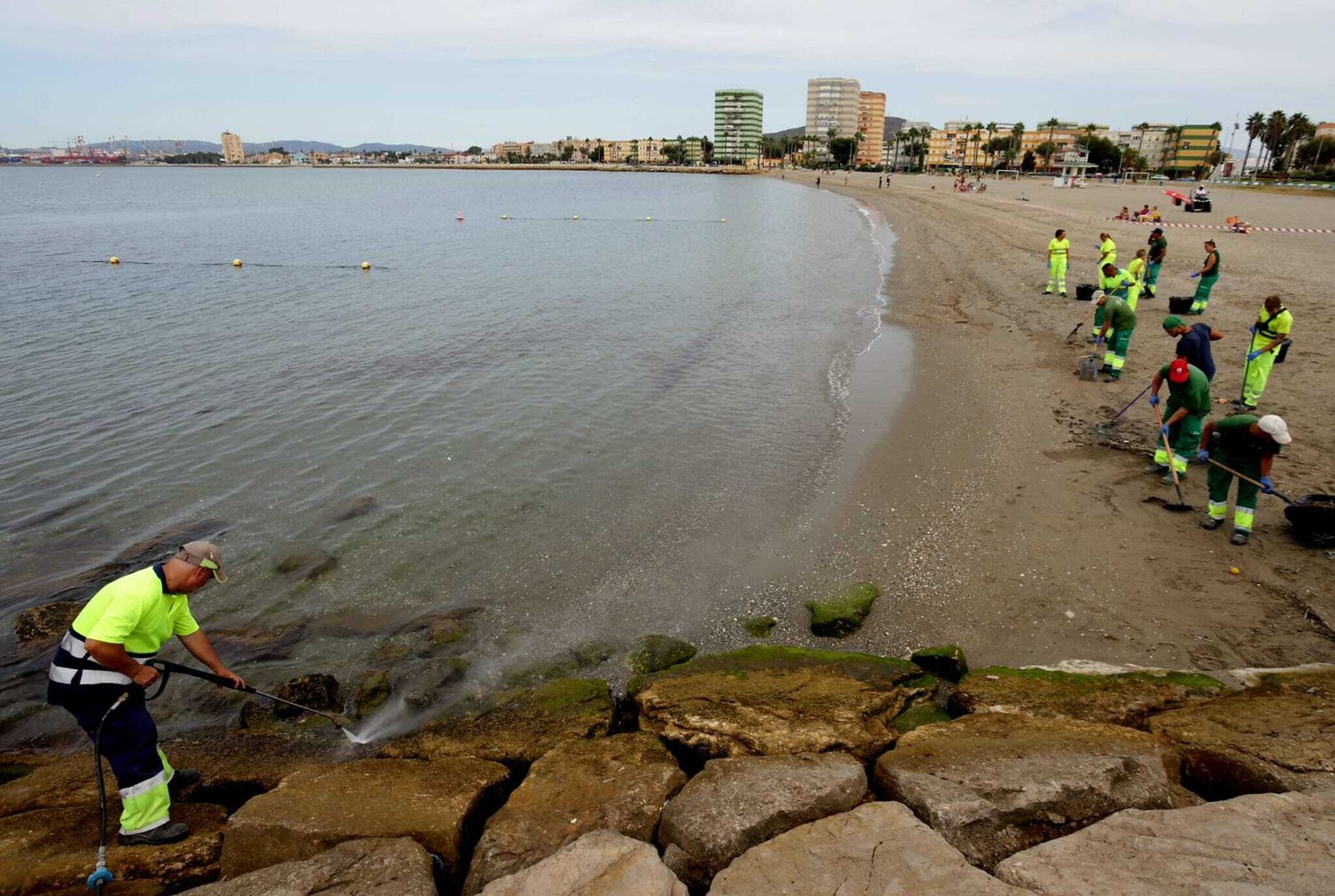 Servicios de limpieza en la playa de Poniente de La Línea