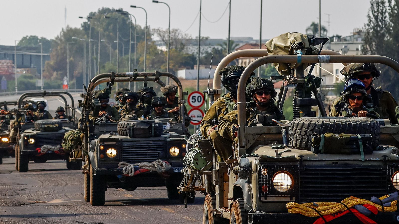 El Ejército israelí se dirige a las inmediaciones de la Franja.