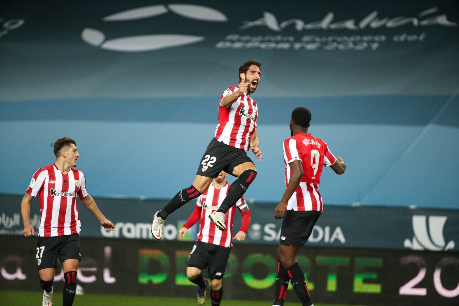 Raúl García celebra un gol en el Real Madrid-Athletic en Málaga.