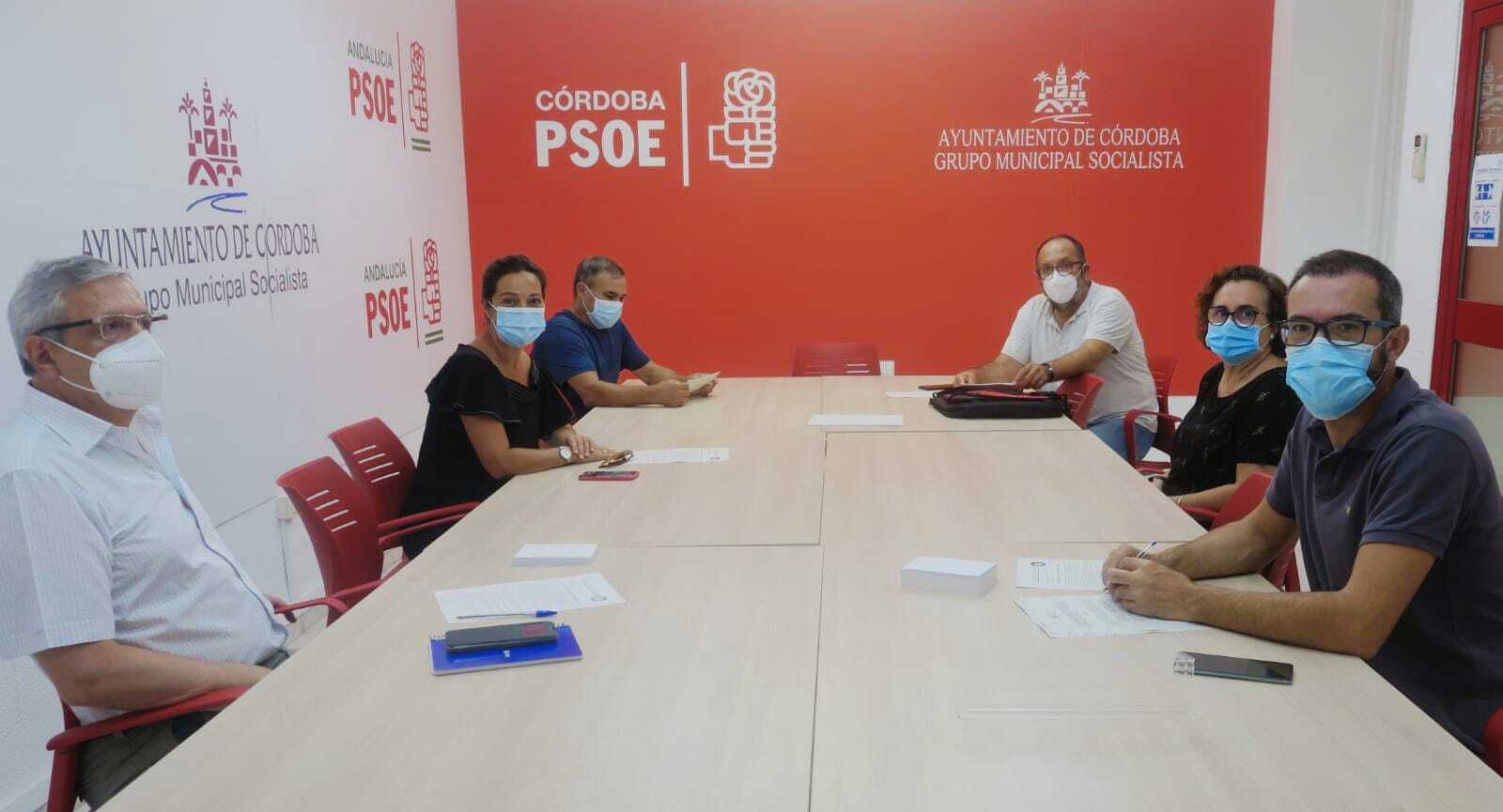 Reunión de los ediles del PSOE con vecinos de Huerta de la Reina.