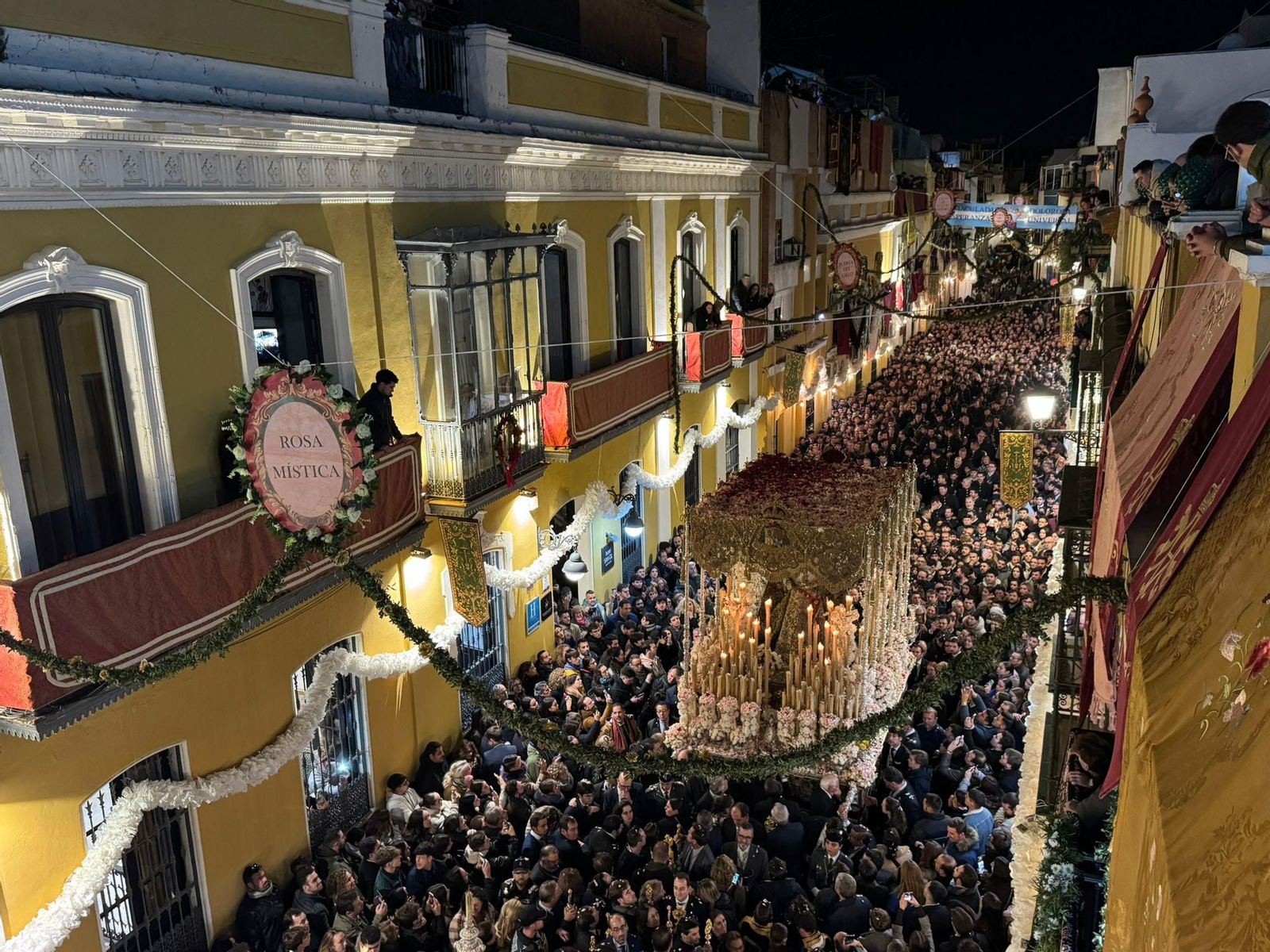 El regreso de la Macarena por la calle Parras