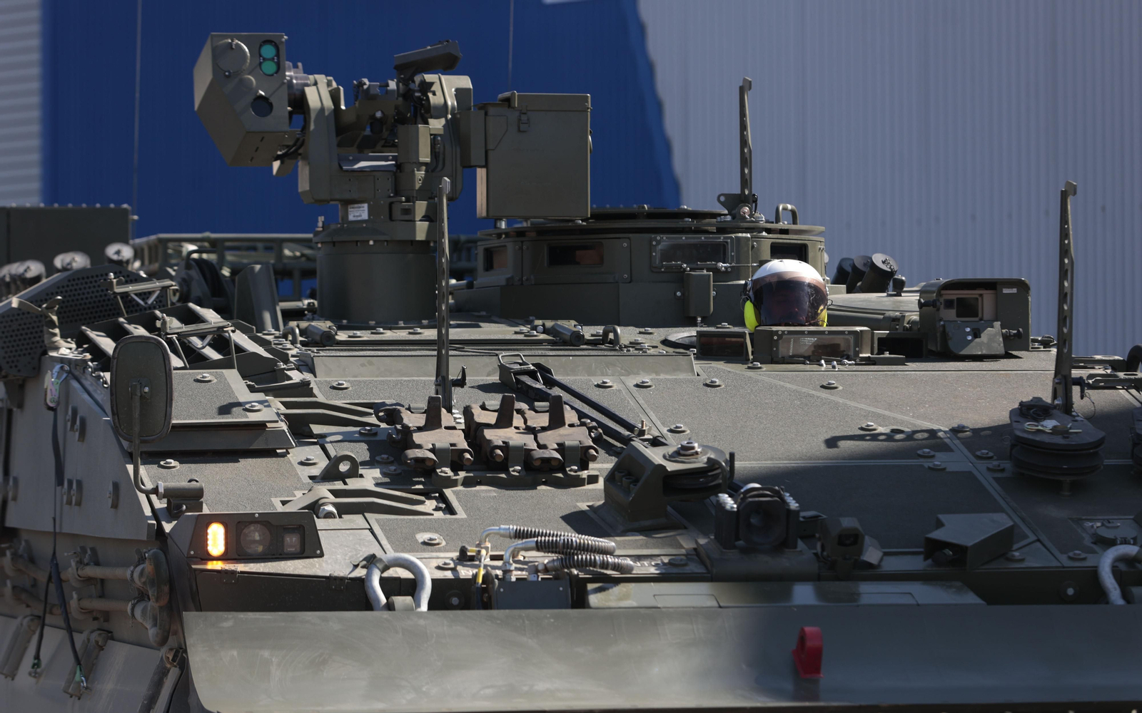 La visita de la ministra de Defensa a la fábrica De Santa Bárbara en imágenes