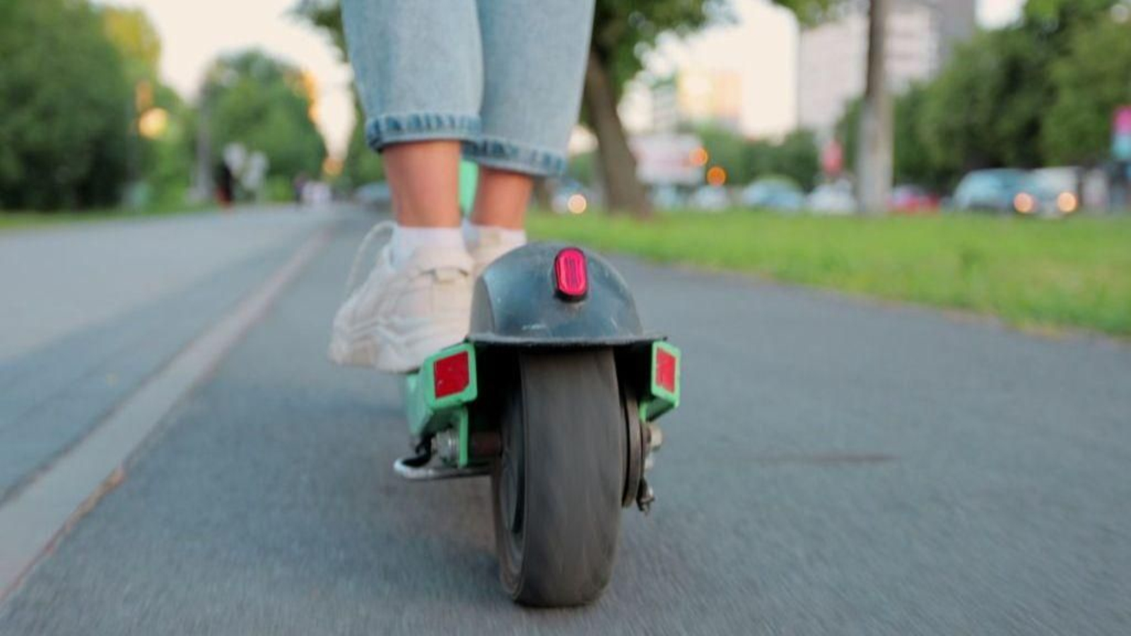 Una joven circula con un patinete eléctrico.