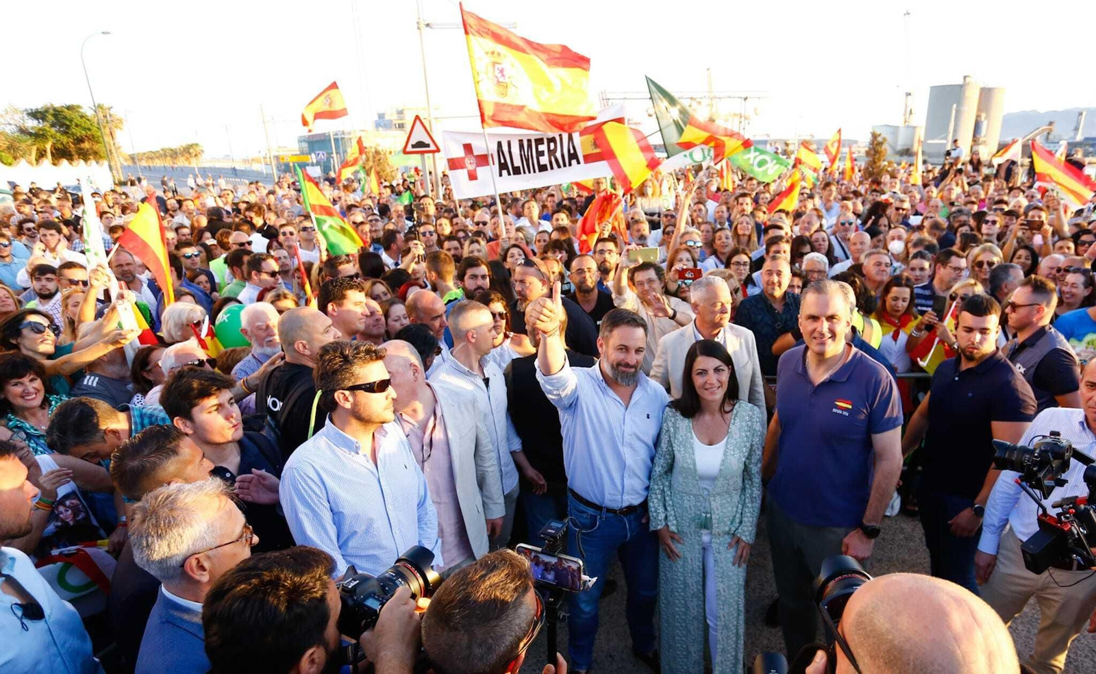 Santiago Abascal y Macarena Olona rodeados de simpatizantes y cargos del partido antes del evento del pasado viernes en Málaga.