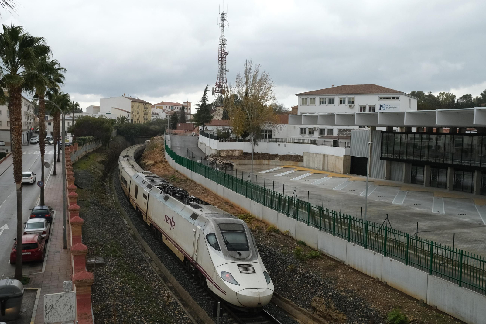 La nueva estación de autobuses de Ronda está situada junto a la línea de ferrocarril y la estación de trenes.