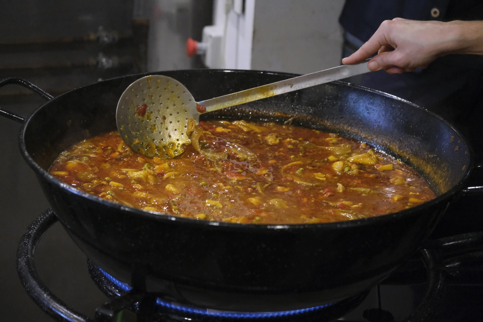 La jornada del perol cordobés en el Mercado Victoria, en imágenes