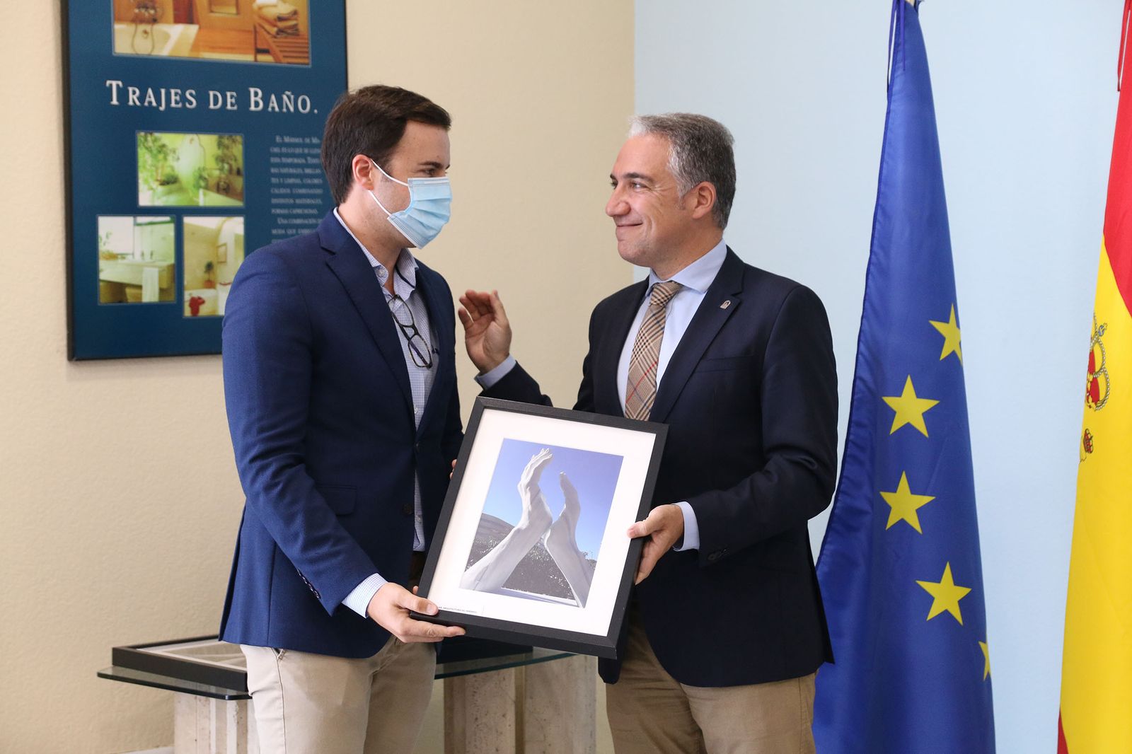 Las imágenes de la visita de Bendodo a Cosentino y la firma de la adenda con Extenda y la AEMA