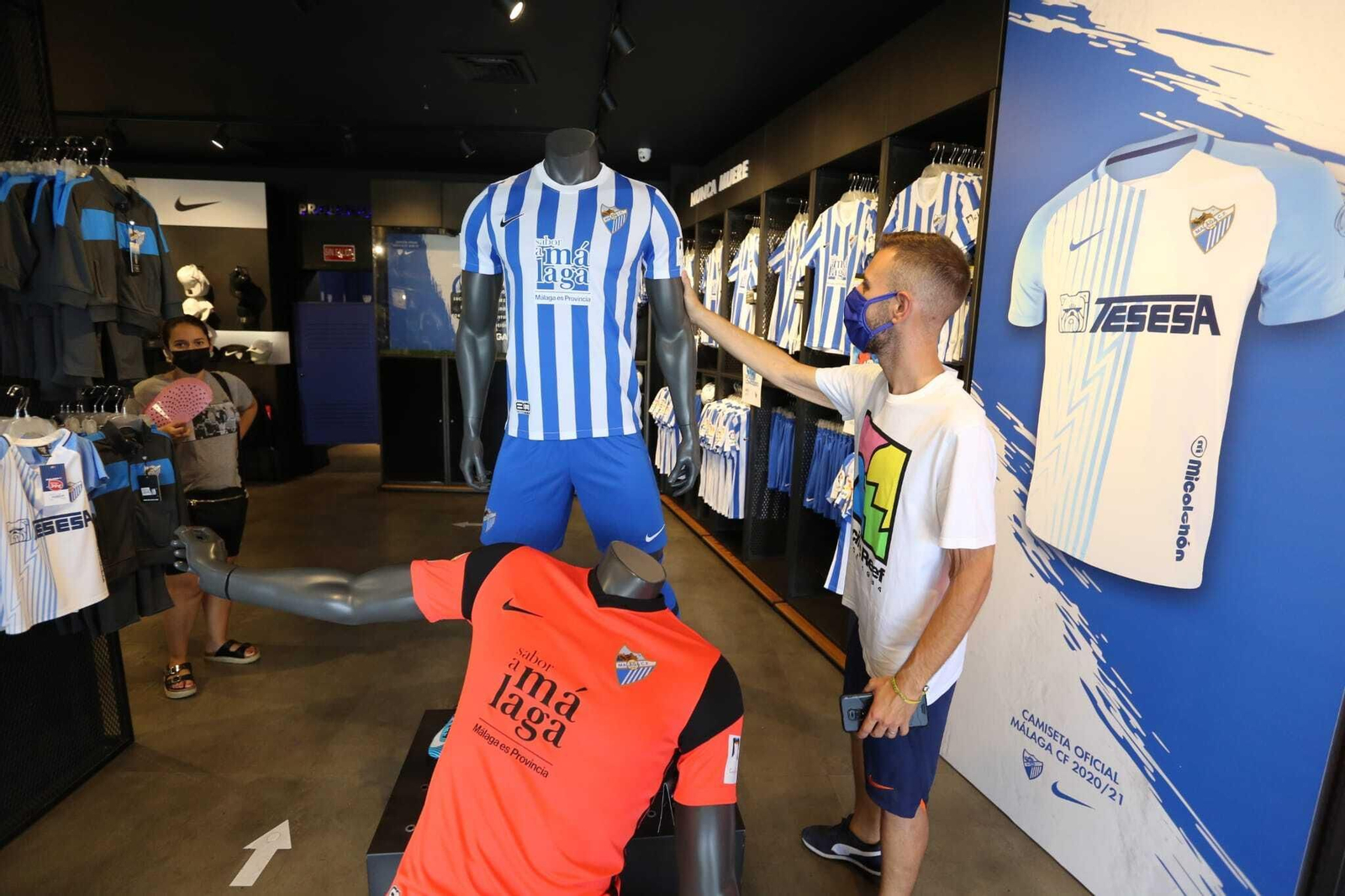 Uno de los primeros compradores de la equipación blanquiazul. Uno de los primeros compradores de la equipación blanquiazul.