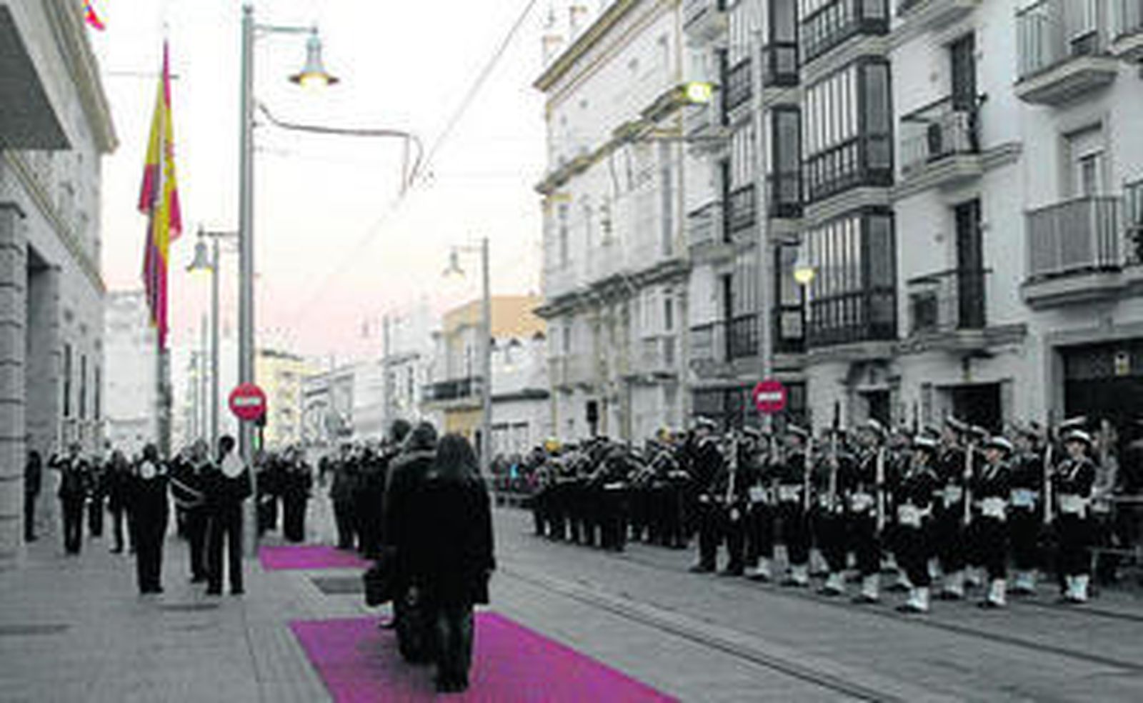 Arriado de bandera, ayer por la tarde en la calle Real a la altura de la antigua Capitanía.