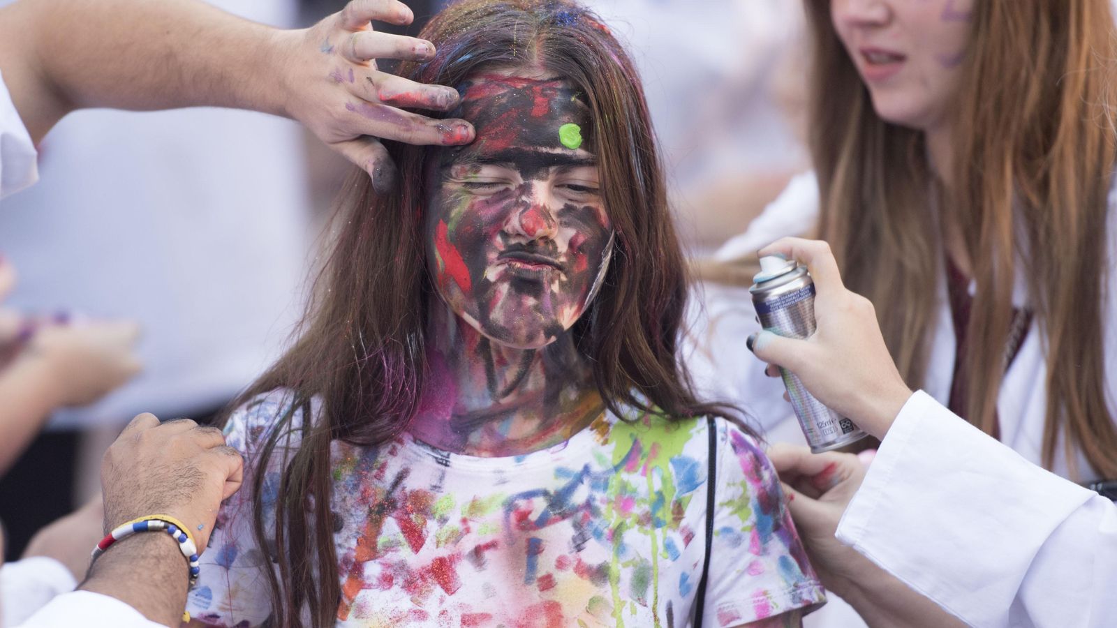 Estudiante pintada en una celebración reciente del lucas, en la que ya no se lanza comida.