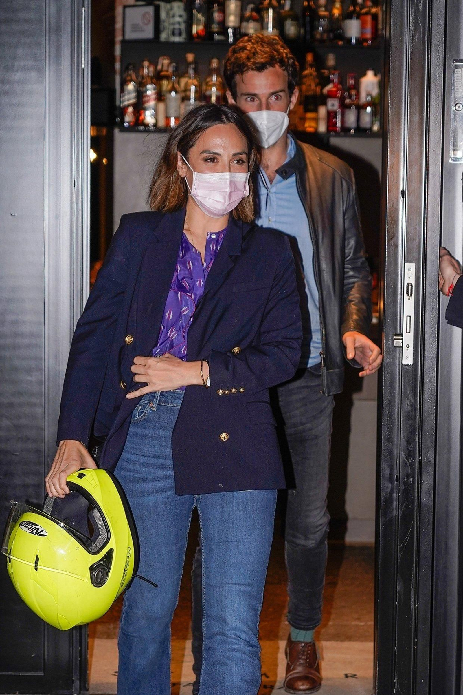Tamara e Iñigo, saliendo de cenar en un restaurante.