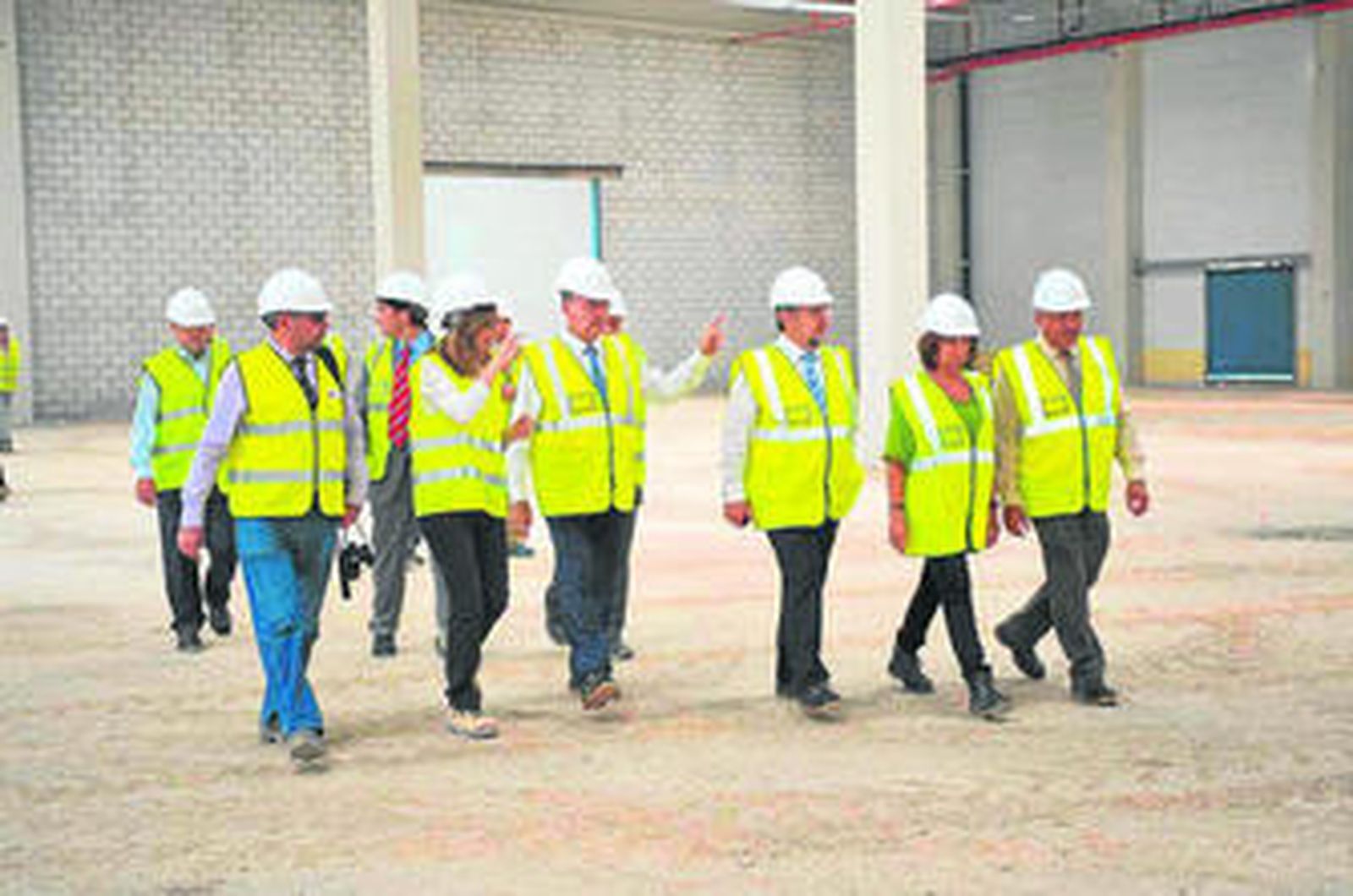 El alcalde junto a miembros de la corporación y el equipo de Bricomart Málaga durante la visita de ayer.