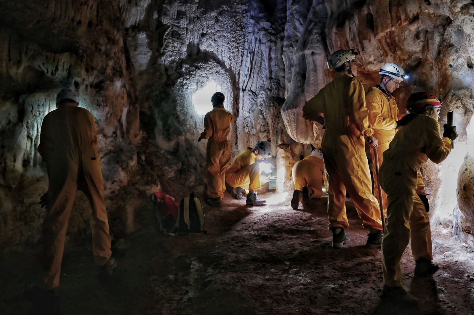 Varios miembros del equipo, en las labores de prospección en el interior de la cueva.