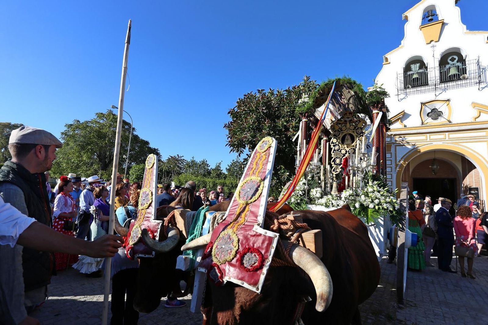 La salida hacia El Rocío de la Hermandad Castrense