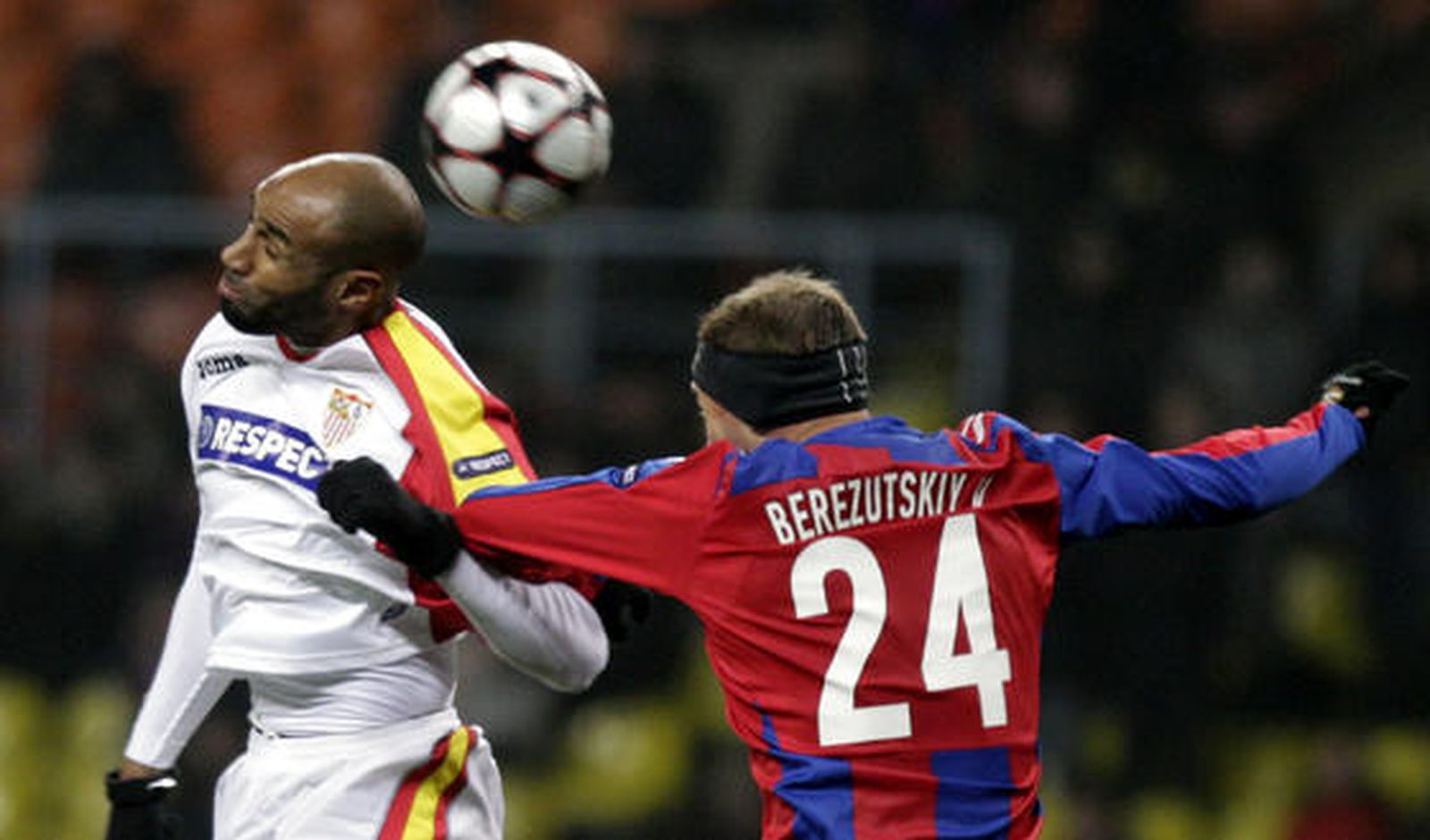 Kanouté gana un balón aéreo a Berezutskiy.

Foto: Antonio Pizarro