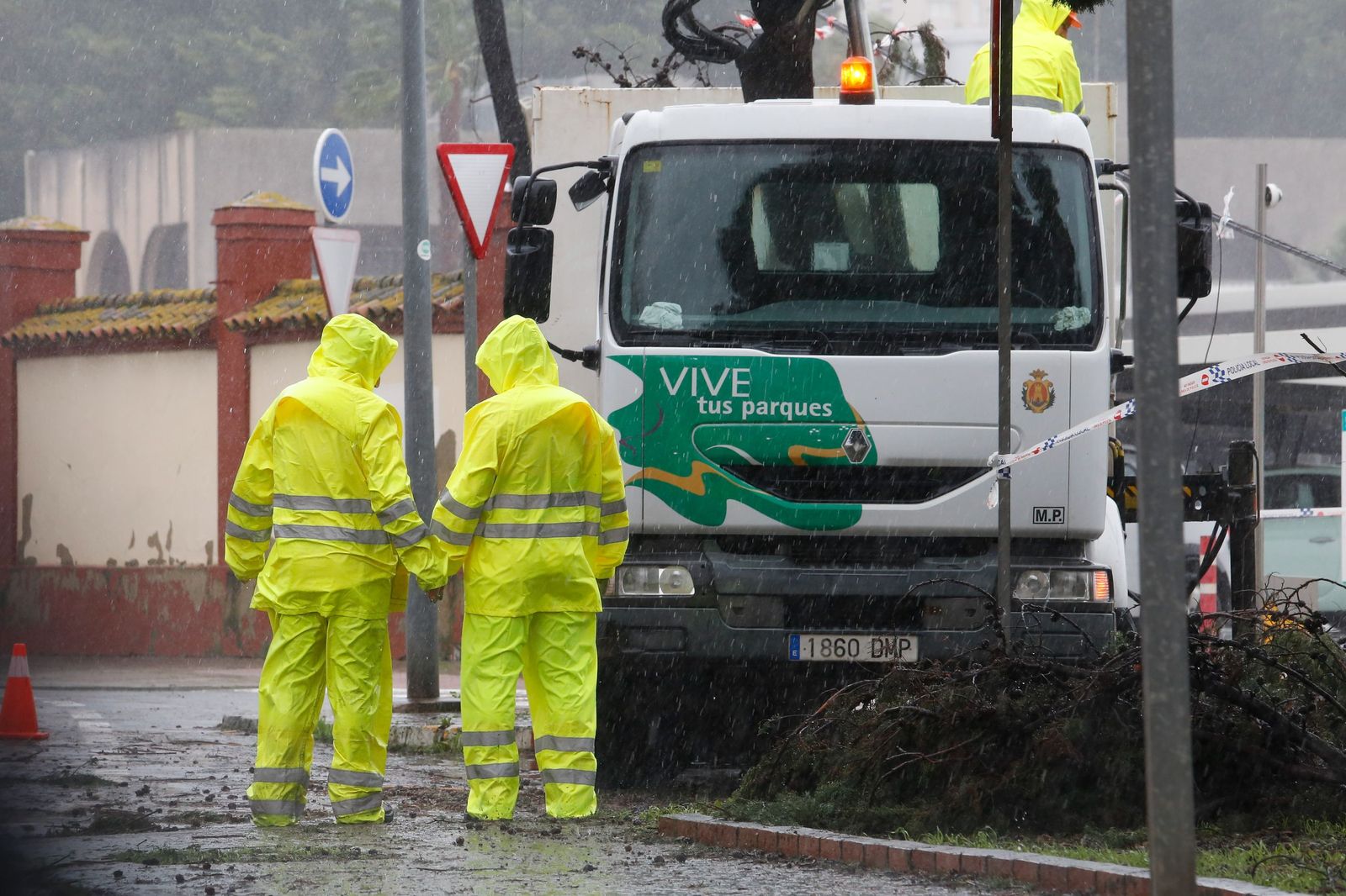 Fotografías de árboles caídos e inundaciones por la borrasca Leonardo