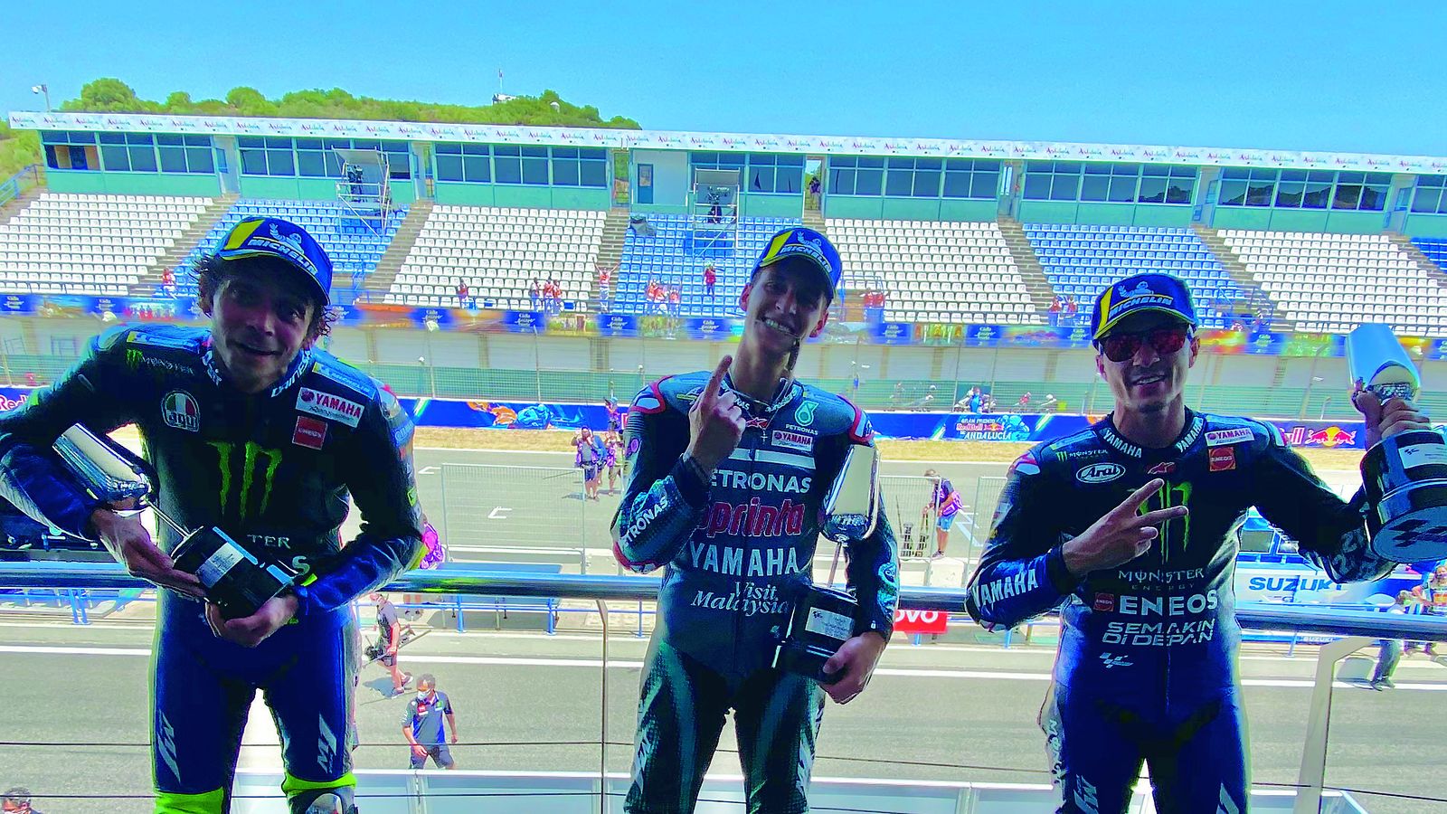 El podio del Gran Premio de Andalucía de MotoGP el pasado verano en el Circuito de Jerez-Ángel Nieto, con Rossi, Quartararo y Viñales y al fondo la Tribuna VIP vacía.
