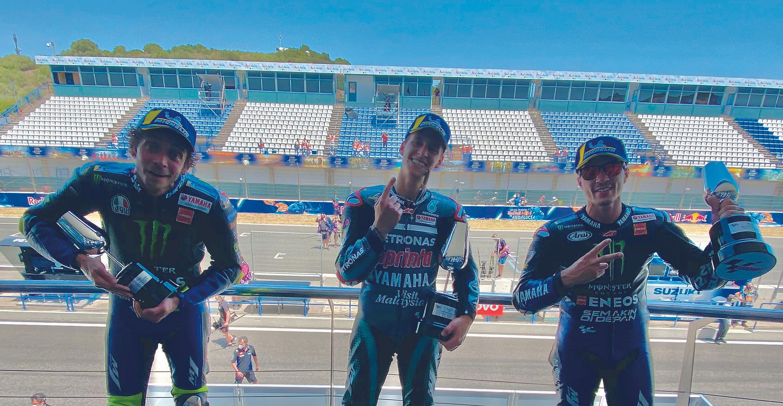 El podio del Gran Premio de Andalucía de MotoGP el pasado verano en el Circuito de Jerez-Ángel Nieto, con Rossi, Quartararo y Viñales y al fondo la Tribuna VIP vacía.