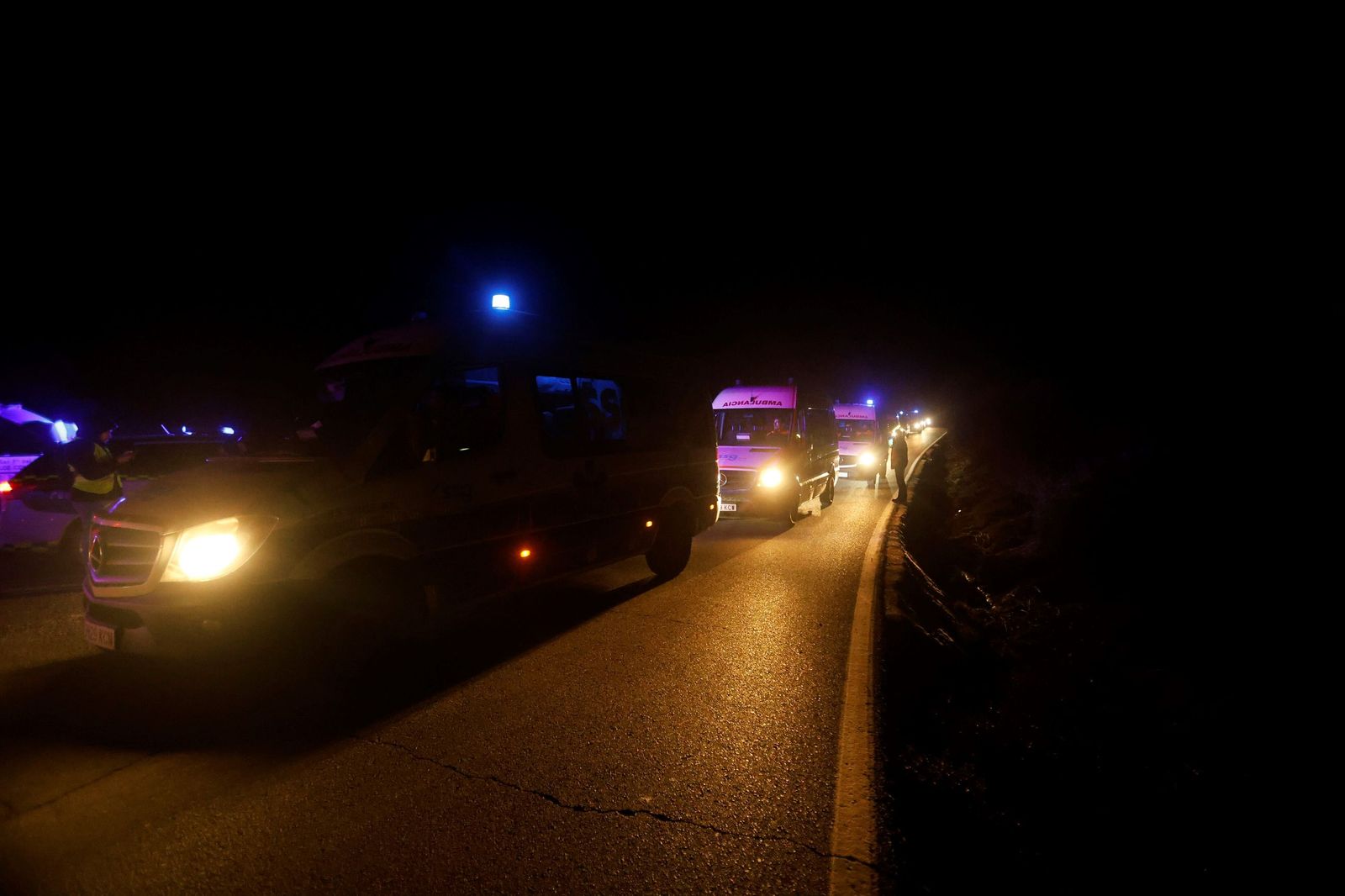 Las imágenes de los vehículos de emergencias evacuando a los pasajeros del descarrilamiento en Adamuz