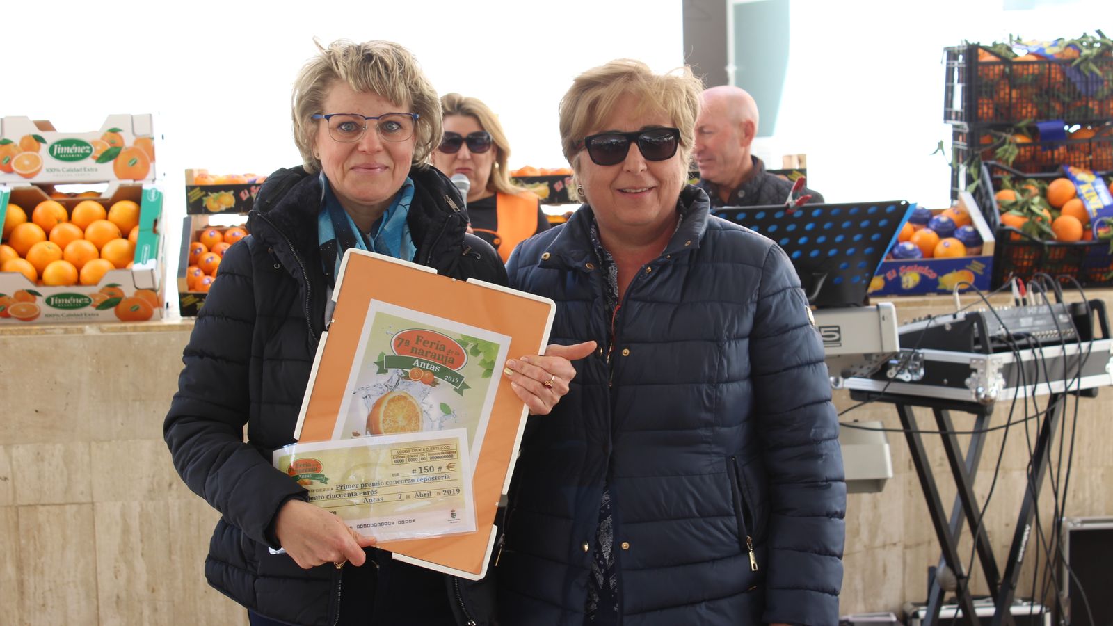 Ganadora del primer premio del concurso de postres.