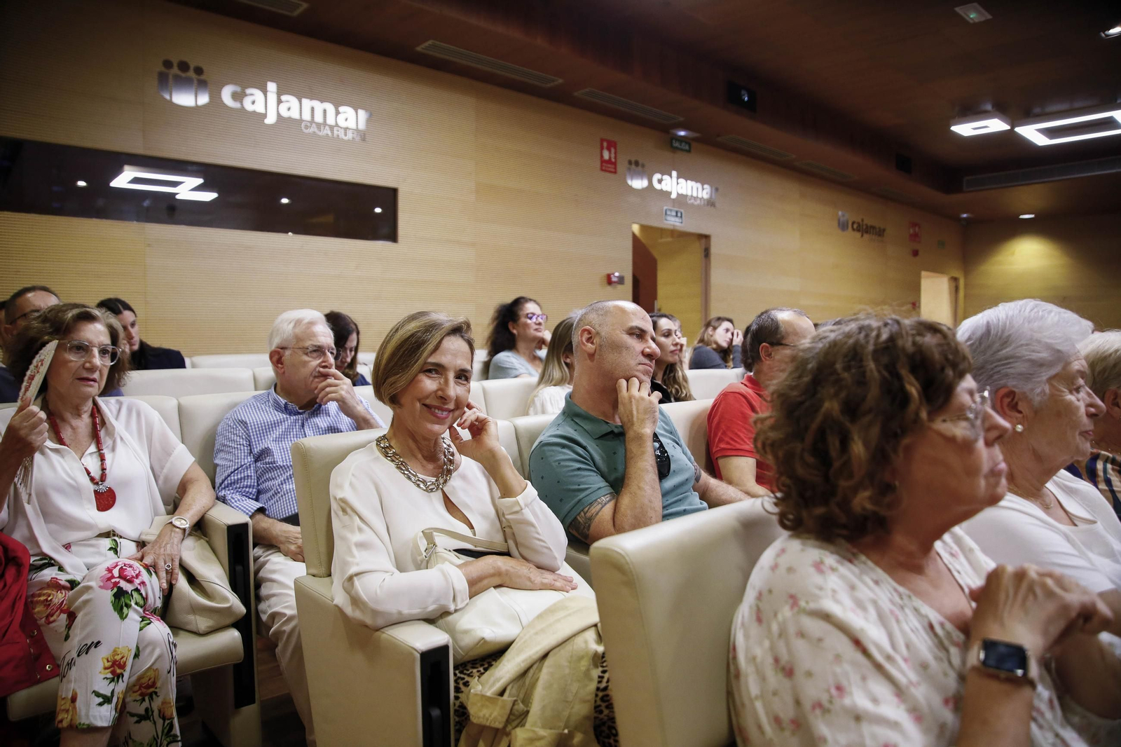 Carmen Mola presenta su libro "El clan" en la Casa de las mariposas de Almería, en imágenes
