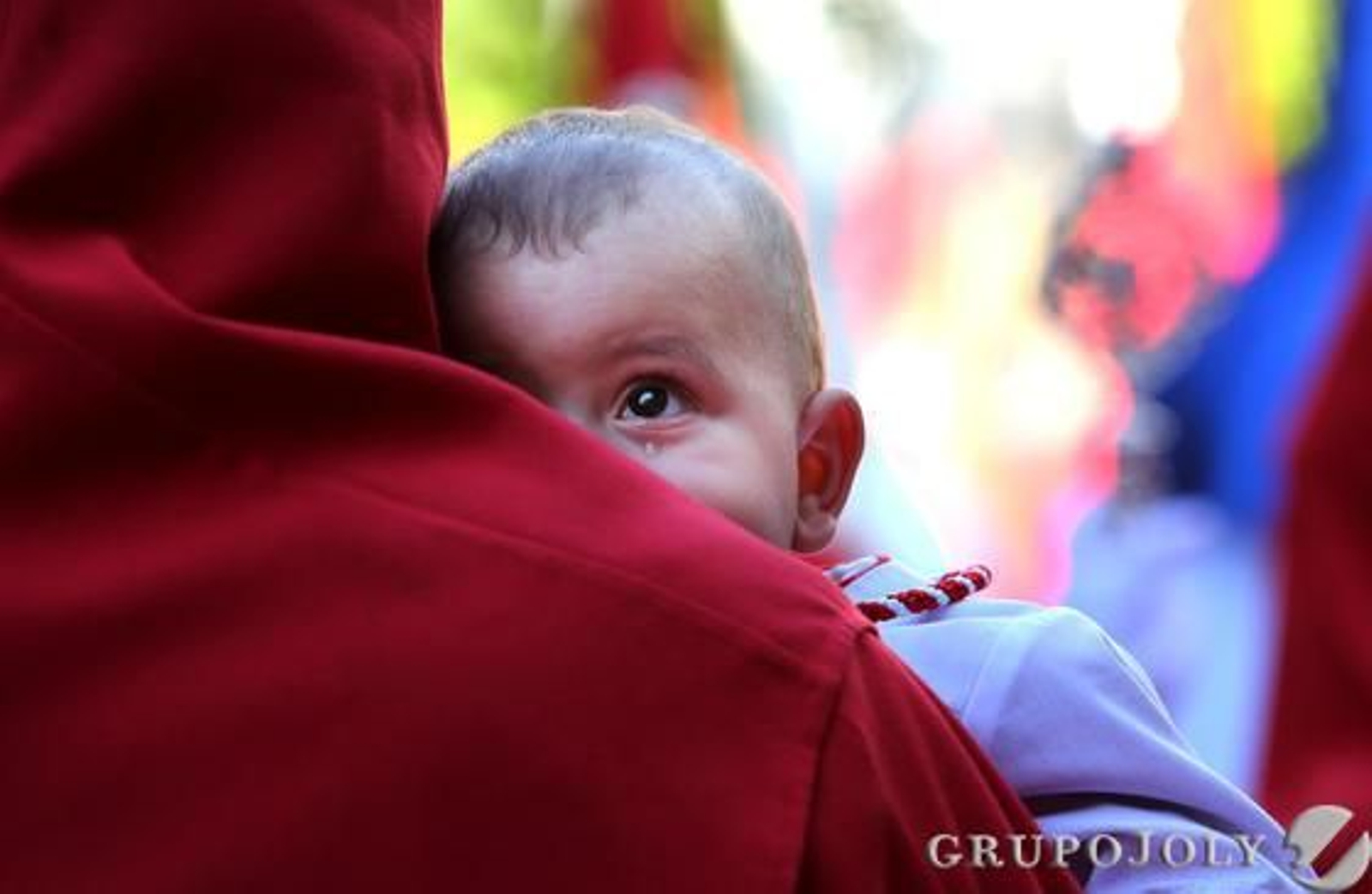 Un pequeño monaguillo de la hermandad de La Cena mira embobado con lágrimas en los ojos el paso de misterio de la cofradía, minutos después de la salida desde San Marcos.

Foto: Pascual