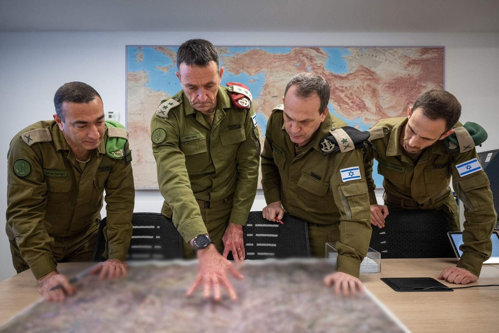El jefe del Estado Mayor israelí, Herzi Halevi, aprobando los ataques de este lunes desde la base militar de Kirya, en Tel Aviv.