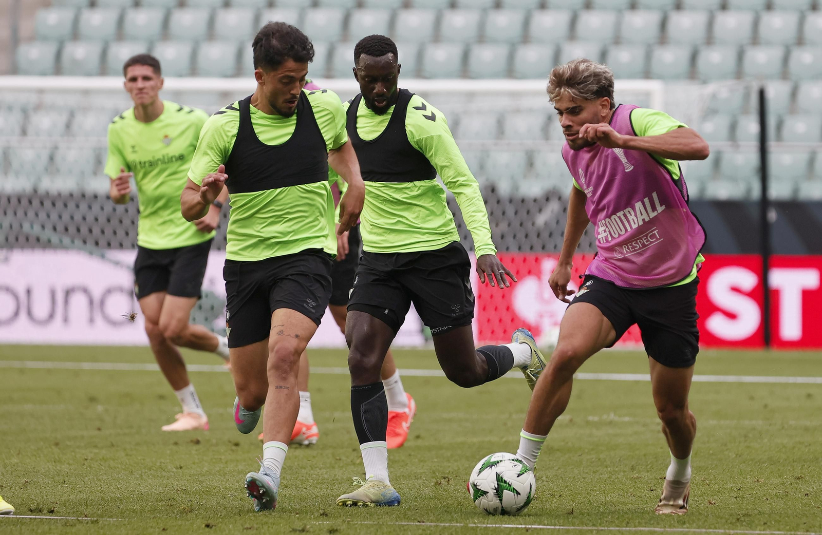Las imágenes del entrenamiento del Betis en el Wroclaw Stadium Arena de Brestlavia