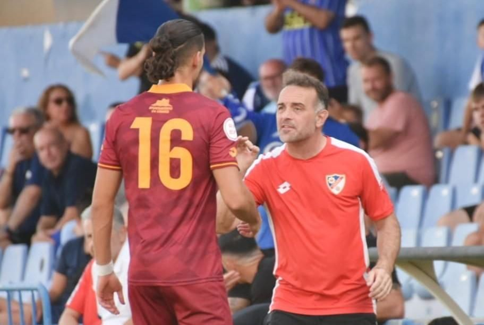 Pedro Díaz da indicaciones a Pablo Becken en un amistoso.