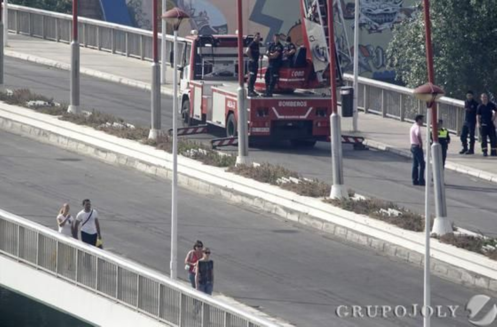 Los peatones sí podían pasar por el puente.

Foto: Antonio Pizarro