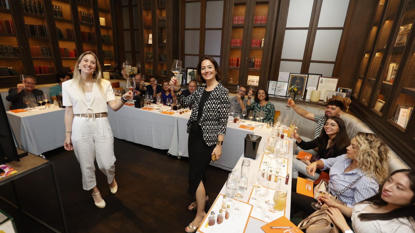 Rocío Trillo y Carmen Aumesquet en una de las catas verticales del encuentro