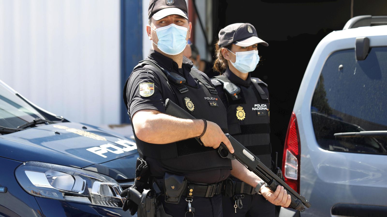 Dos policías, durante el balance del dispositivo.