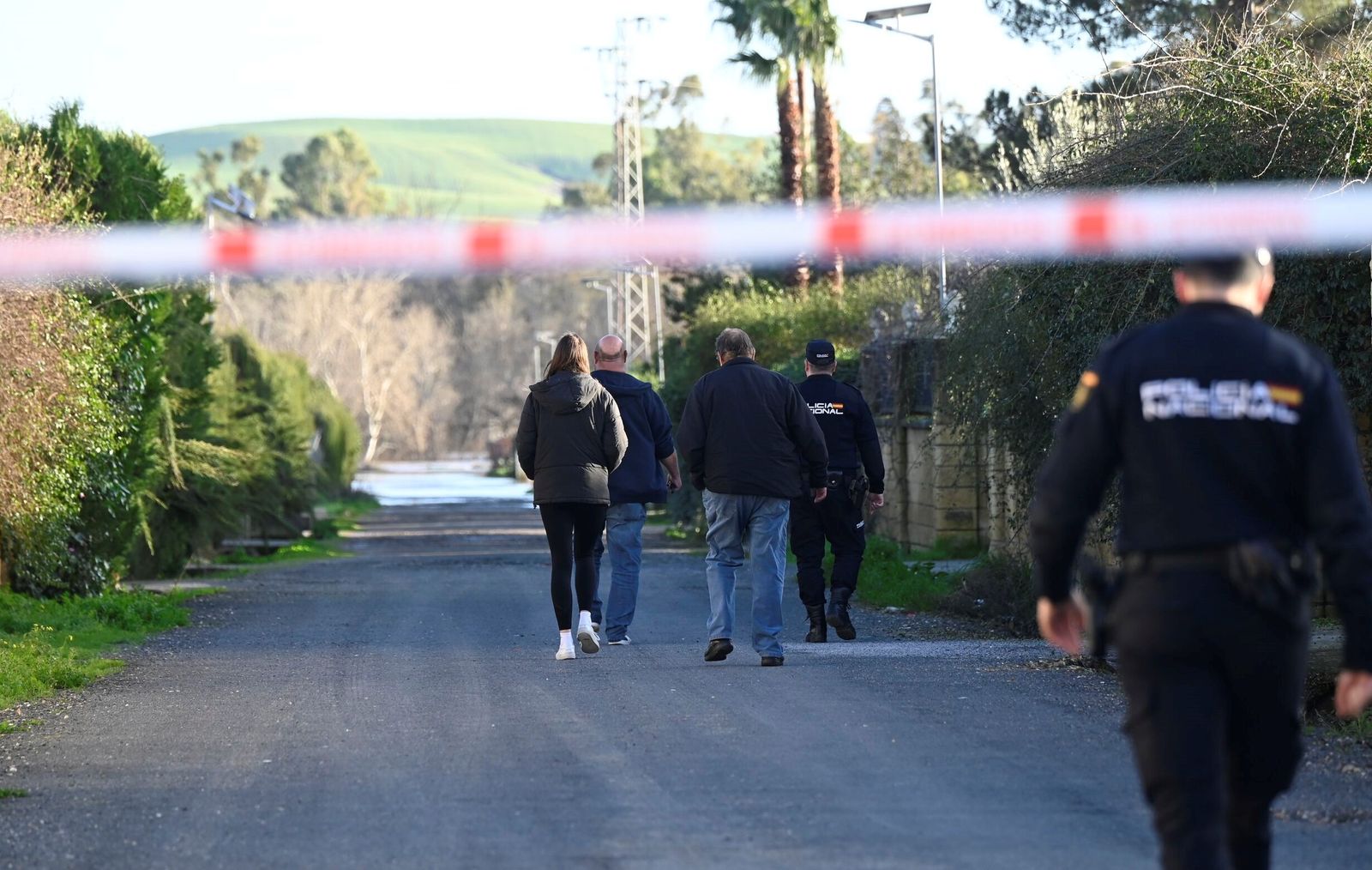 La Policía Nacional acompaña a varios vecinos en la vuelta a sus casas.