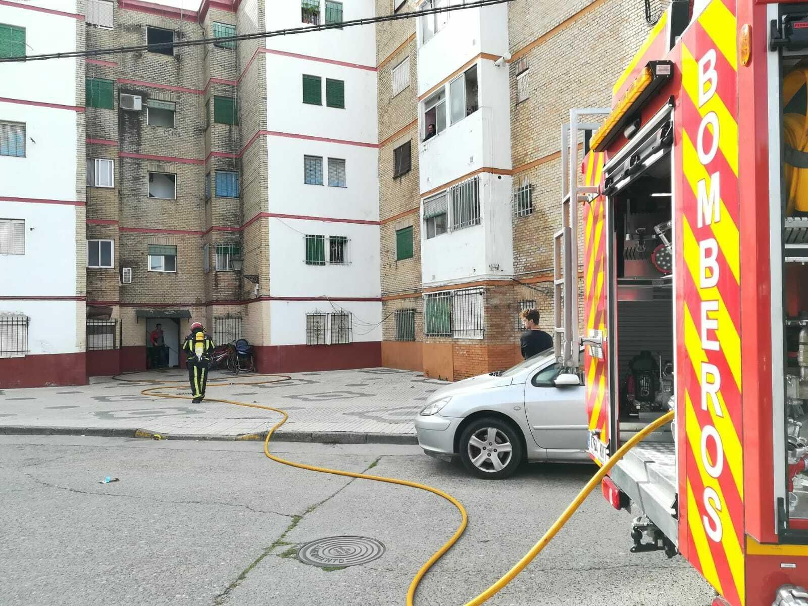 Un bombero entra en el edificio donde se ha producido el incendio.