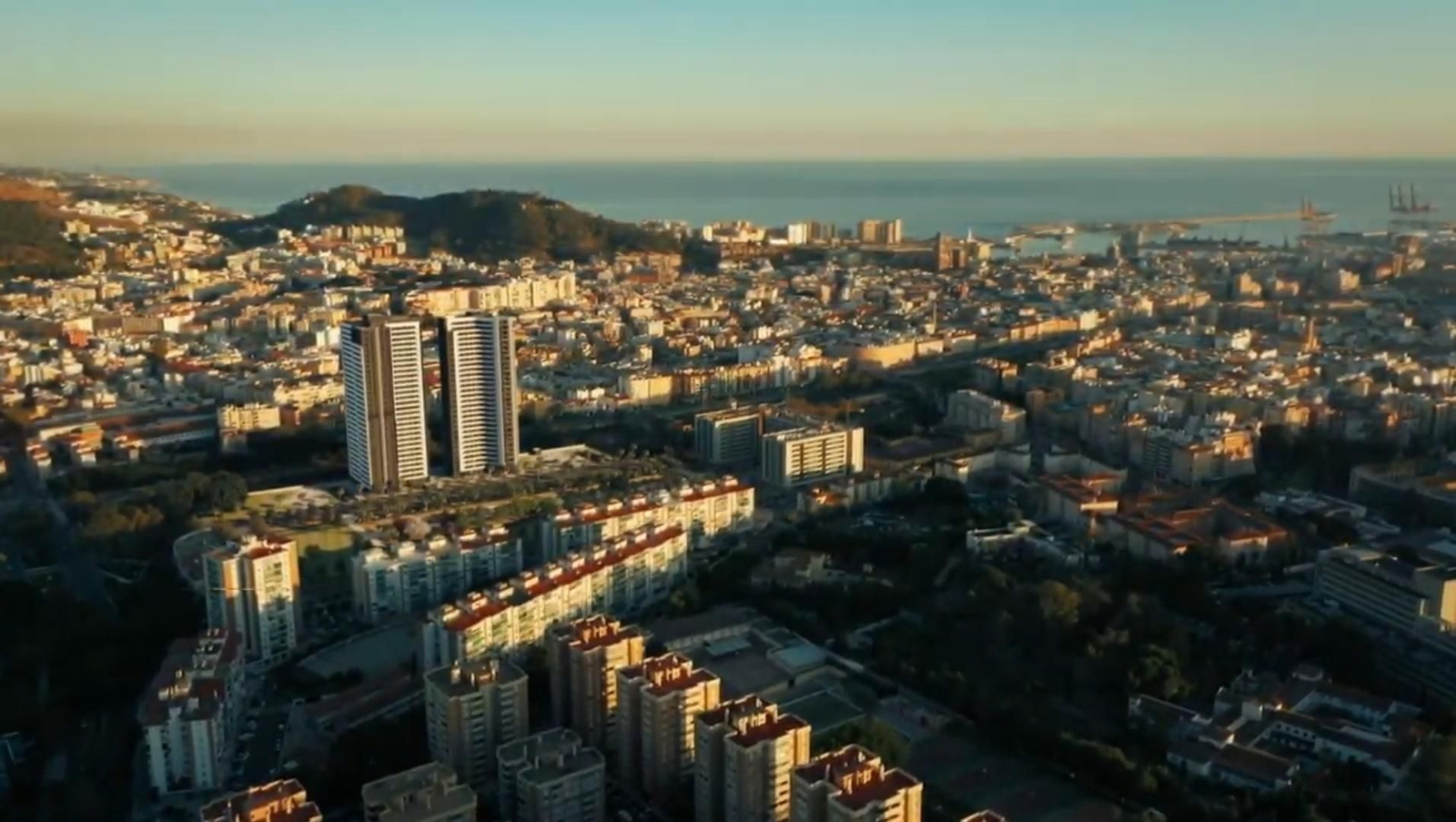 Infografía de las dos torres de Martiricos, con el mar al fondo.