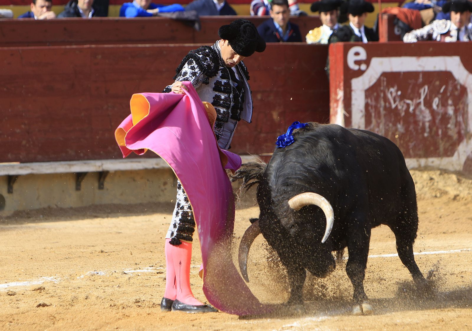 José María Manzanares torea con el capote en su triunfal tarde de ayer en Castellón.