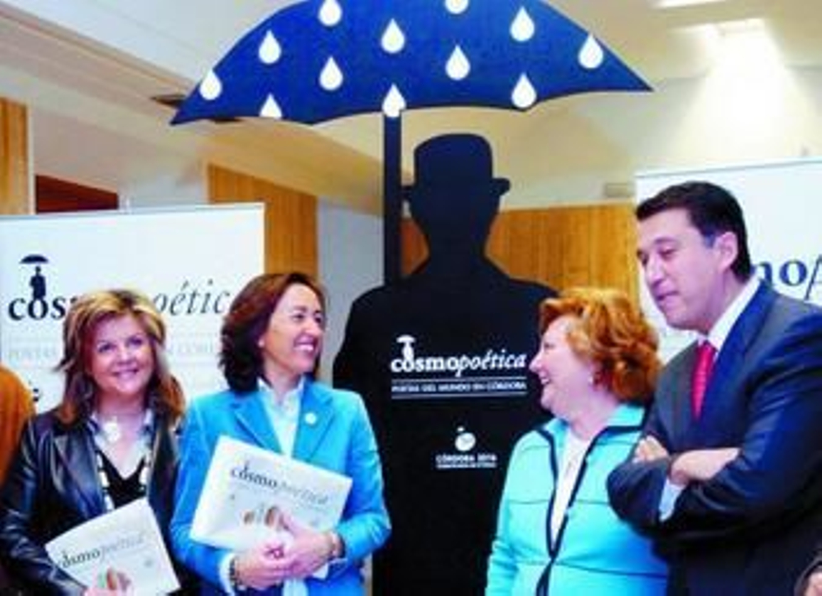 La alcaldesa de Córdoba, Rosa Aguilar, en el centro a la izquierda, presentó ayer la nueva edición.
