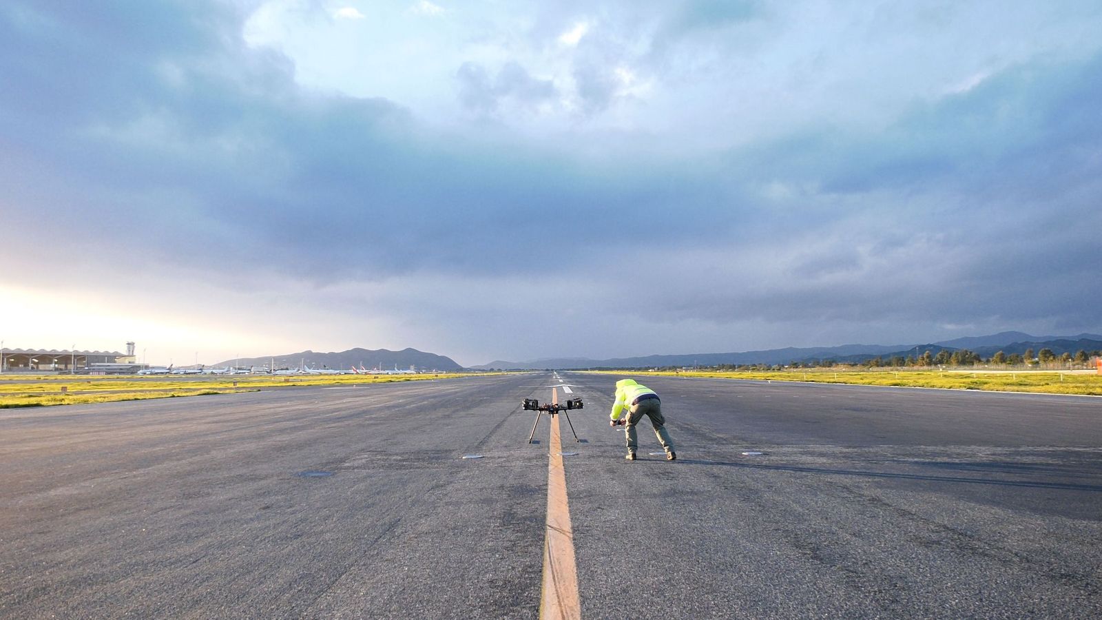 Un dron en la pista del aeropuerto durante la presentación.