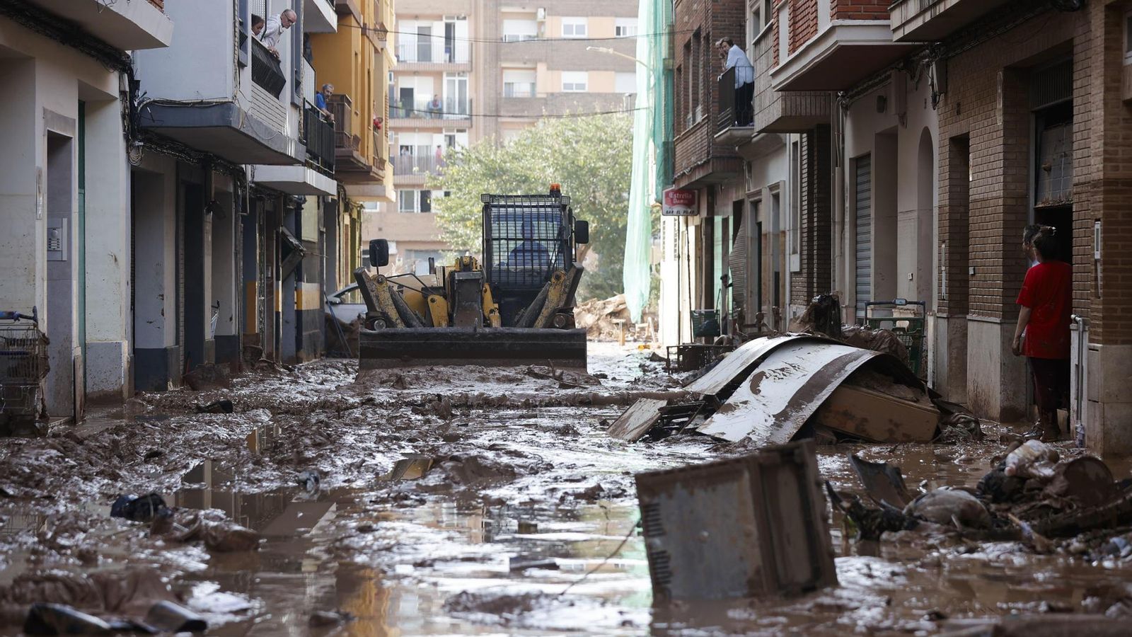 Una máquina escavadora retira el lodo acumulado en las calles tras las intensas lluvias caídas por la fuerte dana en Valencia.